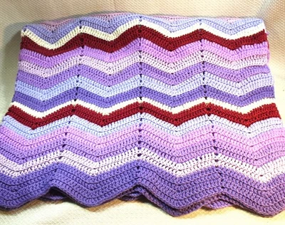 Manta afgana de ganchillo retro de colección Wave Chevron 50”x60” lavanda granate rosa Foto 1 de 2