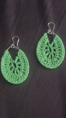Aretes artesanales confeccionados en aluminio y tejido en crochet color verde Foto 1 de 4