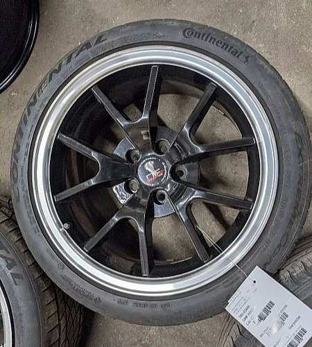 Rueda Ford Mustang 1994-2004 17x8, (GT, 5 radios), tuercas expuestas llanta única Foto 1 de 4