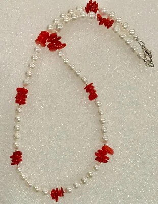 Collar de perlas de vidrio blanco y astillas de ágata roja de 18" Foto 1 de 3