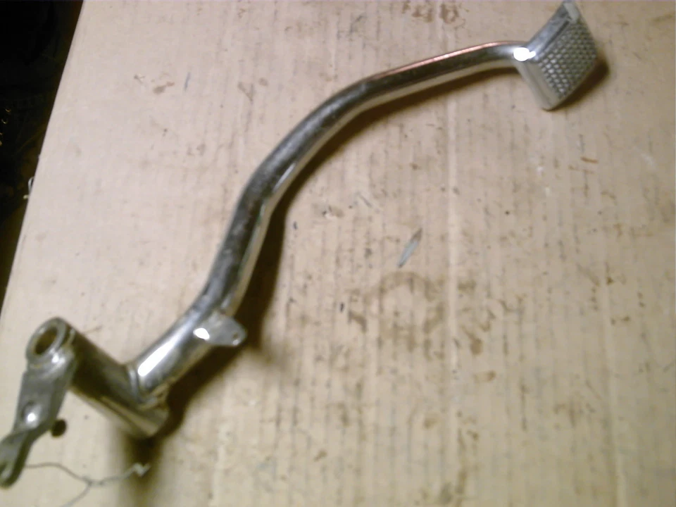 1979 Kawasaki KZ 400 LTD alavanca de pedal de freio traseiro - Imagem 1 de 1