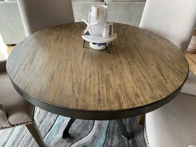 "Mesa y sillas de comedor, 48"" redondas" Foto 1 de 4