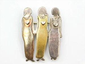 Spilla statuina firmata Far Fetched argento ottone rame 3 sorelle amici amore - Foto 1 di 3