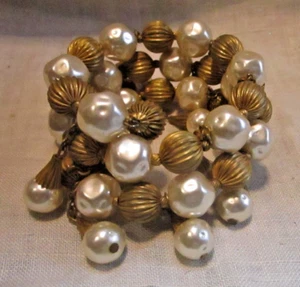 Coil Bracelet Faux Pearl Ribbed Goldtone Beads Retro - Bild 1 von 9