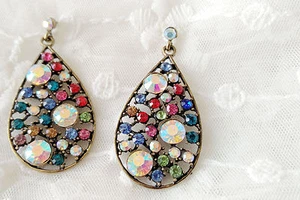 Elegante Pendientes Perforados Antiguos de Metal Dorado Multicolor Cristal Forma Gota de Agua - Imagen 1 de 3
