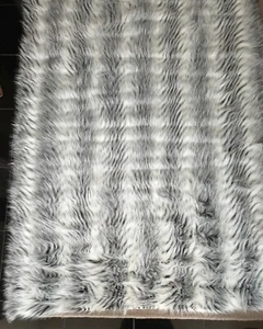 Next GRAU GESTREIFTER KUNSTFELL-Teppich 120 x 170 cm 85 £ - 100 % Acryl 125 £ - Bild 1 von 9
