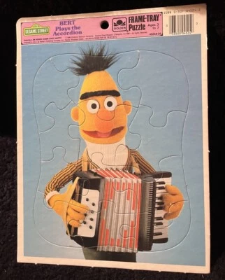 Bandeja de marco de rompecabezas de Plaza Sésamo de colección Bert toca el acordeón libros dorados Foto 1 de 2