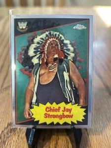 2025 Topps Chrome WWE '85 Topps Legends #85TL-CS Chief Jay Strongbow - Imagen 1 de 2