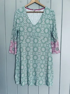 Boden Dress 8 Shift Medallion Print Green Pink Jersey Knit V-Neck 3/4 Sleeves - Picture 1 of 7