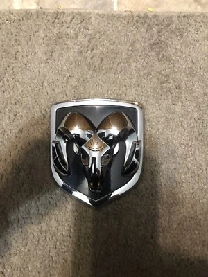 Dodge Ram 1500, 2500, 3500 2009-2012 emblema de parrilla delantera OEM 68050754AA #3F-8 Foto 1 de 4