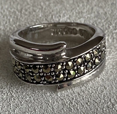 Anillo Lia Sophia Marcasita Tono Plata Talla 6 Firmado Usado en Excelente Condición Art Deco Estilo Vintage Foto 1 de 4