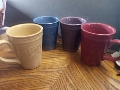 Conjunto de 4 canecas de cerâmica multicoloridas - Imagem 1 de 4