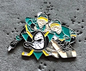 Anaheim Mighty Ducks Kids One on One NHL Hockey Pin - Imagen 1 de 1