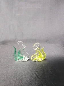 2 Mini Klarglas Schwan Figuren grün + gelb Glas Schwan Figuren Vogel Neu - Bild 1 von 4