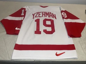 Nike Steve Yzerman Detroit Red Wings Trikot Herren Medium Mikrofon genäht sauber weiß Vintage - Bild 1 von 9