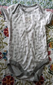 Burts Bees Baby Gray Bee One Piece Unisex Size 3-6 Mobths 100% Organic Cotton - Picture 1 of 6
