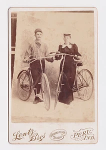 Gran tarjeta de gabinete - hombre y mujer con bicicletas Lentz Bros Perú Indiana - Imagen 1 de 1