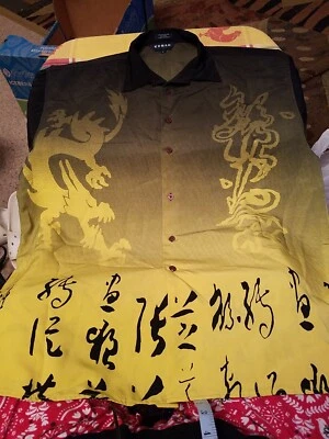 Camisa Koman Sport SS Cuello Botón Negro y Amarillo Talla Grande Dragón Asiático Foto 1 de 4