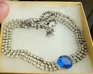 Collar vintage con tres filas de diamantes de imitación transparentes y diamantes de imitación azules en el centro - Imagen 1 de 5
