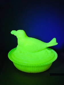 Boyd Slag Glass Bird And Berry on The NEST 5 Inch Uranium UV Glows Ivory Blush - Picture 1 of 8