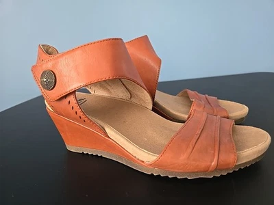 EARTH Attalea Barbados 女式皮革兵马俑棕色楔形凉鞋 9.5M 码 — 第 1/4 张图片