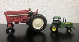 Oldtimer Ertl John Deere Traktor 5571 & rot International Traktor - Bild 1 von 9