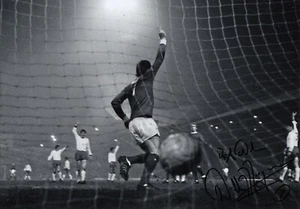 Football - Willie Morgan - Hand Signed 12x8 Photograph -Manchester United - COA - Picture 1 of 1
