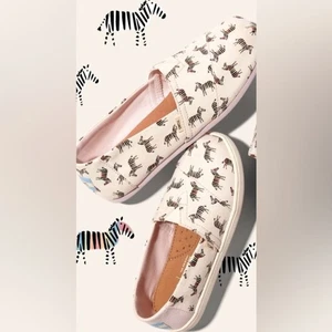 Neu mit Etikett Toms Slipper Zebramuster Größe Jugend 6 oder Damen 8 - Bild 1 von 3
