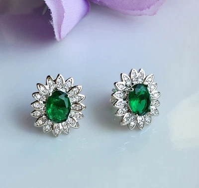 Pendientes de piedras preciosas de plata de ley 925 con halo de esmeralda ovalada de 5/8"" de 5,96 x 8,07 mm Foto 1 de 2