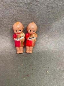 VINTAGE PAIR 2 1/2 INCH CELLULOID DOLLS PLAYING VIOLINS UNMARKED - Picture 1 of 2