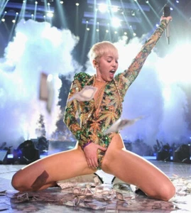 MILEY CYRUS 4 x 6 PHOTO ORIGINAL LICENSED IMAGE (76) - Picture 1 of 3