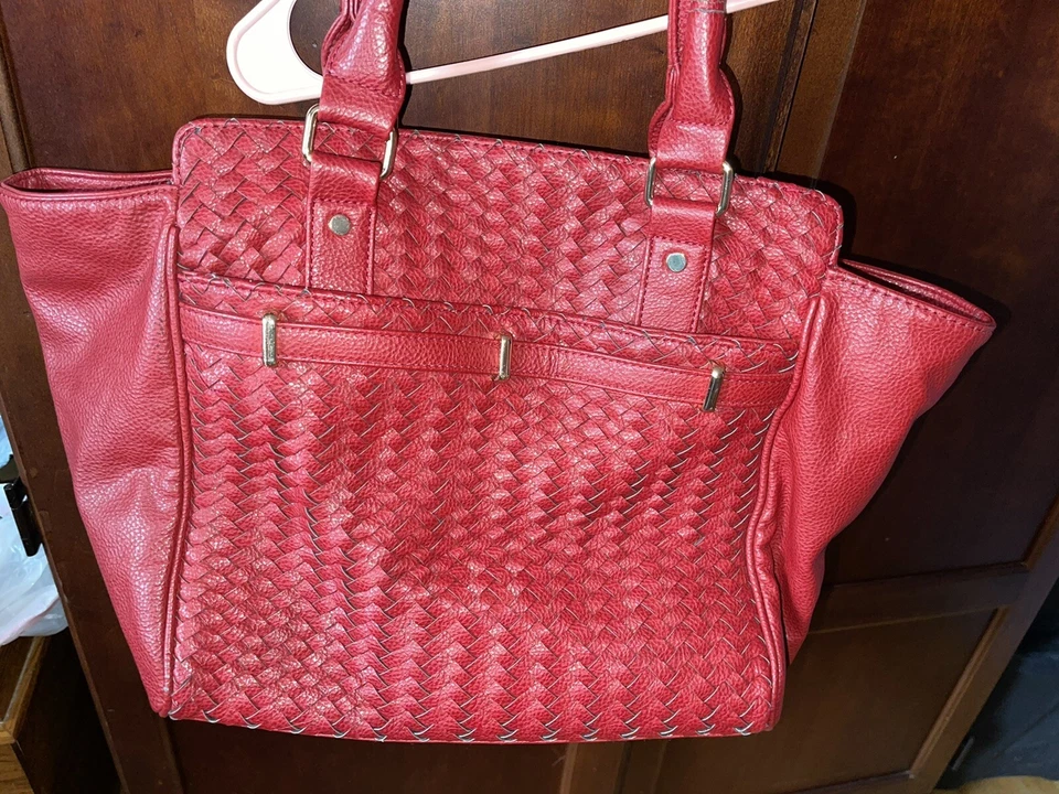 Hermoso bolso de mano Deux Lux tejido espacioso en rojo con herrajes dorados / 21 X 12 Foto 1 de 4