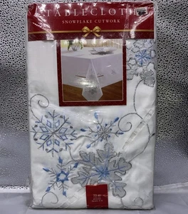 Neu in Verpackung Bed Bath & Beyond Schneeflocke ausgeschnittene Tischdecke 70" rund weiß blau silber - Bild 1 von 7