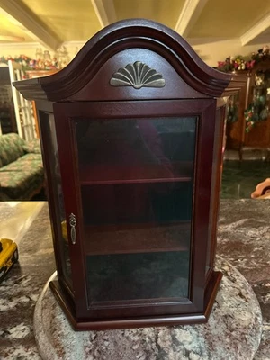 Gabinete de curiosidades o especias independiente o pared acabado madera de cerezo con paneles de vidrio Foto 1 de 4