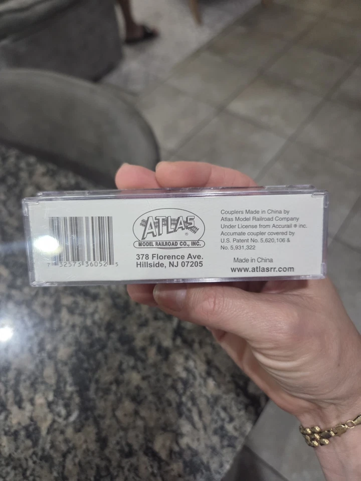 Acopladores acumulados a escala N fabricados por Atlas Model Railroad Co., en Foto 1 de 4