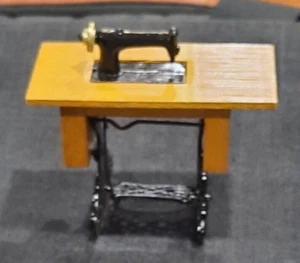 COLONIAL MINIATURE SEWING MACHINE # 8ES-600 MADE IN TAIWAN - Picture 1 of 5