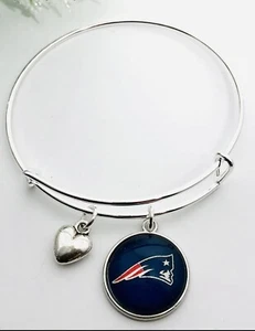 Dije del equipo de fútbol americano Patriots NFL con borde plateado pulsera expandible - Imagen 1 de 7
