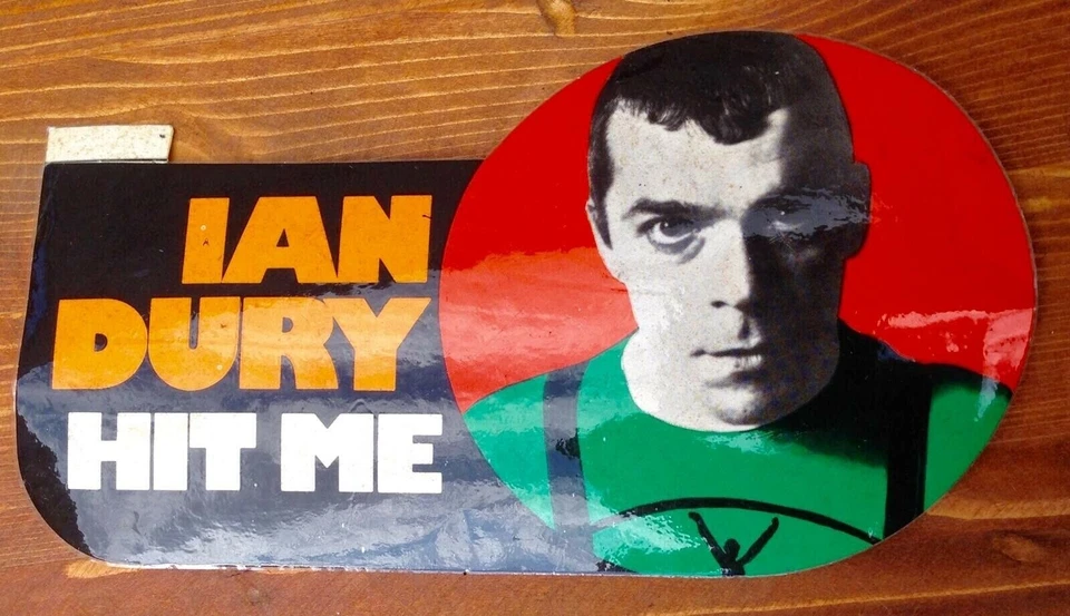 AUTOCOLLANT IAN DURY HIT ME RARE ++++++++SUPER AUTOCOLLANT !!!!! VRAI COMME NEUF - Photo 1/1