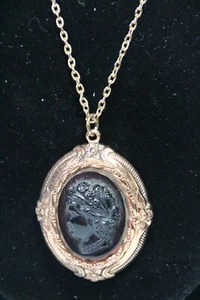 Vintage CORO Retro Imitation Black Onyx Cameo Pendant Coppertone Necklace - Foto 1 di 5