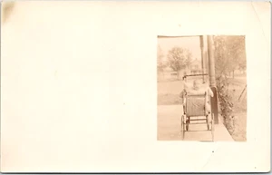 Carro de bebé en carrito en porche RPPC foto real vintage postal sin publicar - Imagen 1 de 3