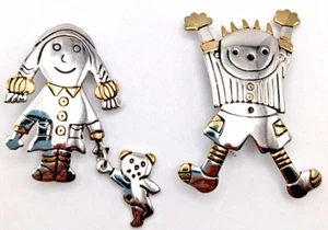 Menge 2 Cookie Lee Booch-Anhänger zweifarbig Junge & Mädchen mit Teddybär EUC - Bild 1 von 6