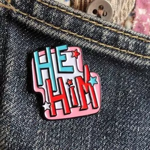 "He/Him"" Pin de Pronunciación de Sophie Green - Imagen 1 de 4