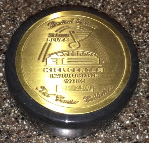 St. Louis Blues Kiel Center Inaugural Season  Ltd Ed. Puck 1791/2500 Brett Hull Cover