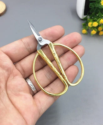 DIY 1pcs Mini vergoldet Qualität Legierung Nähen Werkzeuge Schere Schere 8.5CM - Bild 1 von 4
