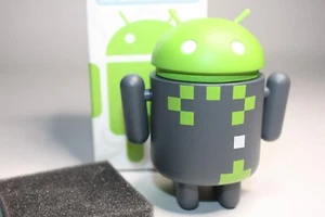 ANDREW BELL ANDROID SERIE 1 INVADER CHASE ROBOT ZEBRA MORTO GIOCATTOLO ARTISTICO DI DESIGN - Foto 1 di 3
