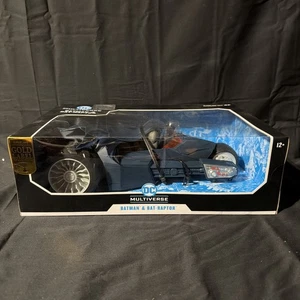 Figura de acción y vehículo McFarlane Gold Label DC Multiverse Batman & Bat-raptor - Imagen 1 de 5