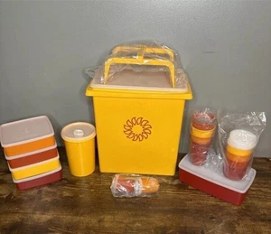 Juego de picnic Tupperware vintage amarillo rojo Sunburst Picinic 17 piezas completo nuevo - Imagen 1 de 11