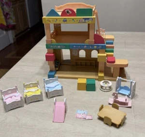 Sylvanian Families Primrose Kinderzimmer Tisch Stühle Etagenbetten Rutsche Schaukel Rutsche G2 - Bild 1 von 18
