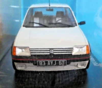 Peugeot 205 1.9 GTi 1985 blanco con blanco/negro interior Atlas 1:24 th. Escala Foto 1 de 4
