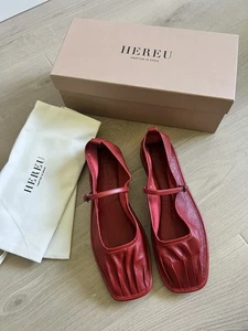 AQUÍ Dansa Ballet Pisos Rojo Plisado Puntera Mary Jane Cuero Plano Talla 37 Nuevo en Caja - Imagen 1 de 7